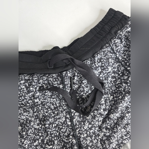 Lululemon Hotty Hot Short 2.5" - Picture 6 of 11